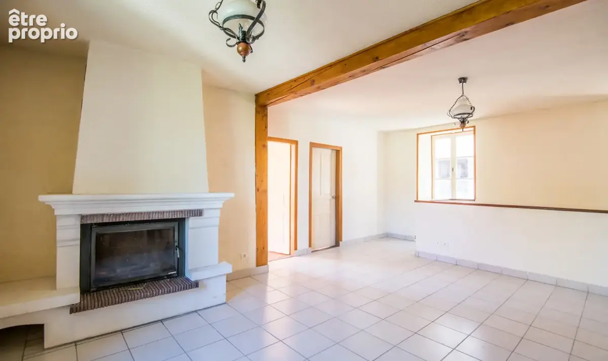 MARCILLAC   Maison de village avec beaux volumes et fort potentiel ! - photo 2