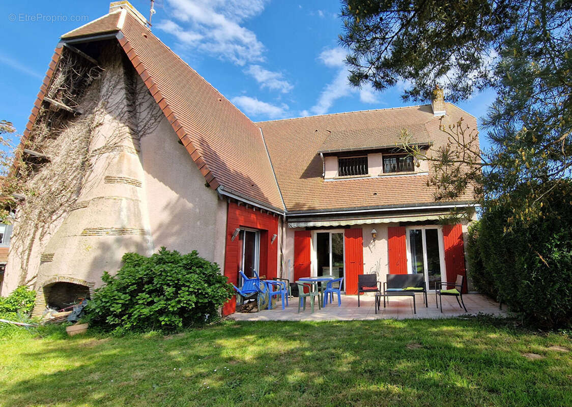 Entre MAINTENON et CHARTRES : Pavillon familial de 157 m² - photo 2