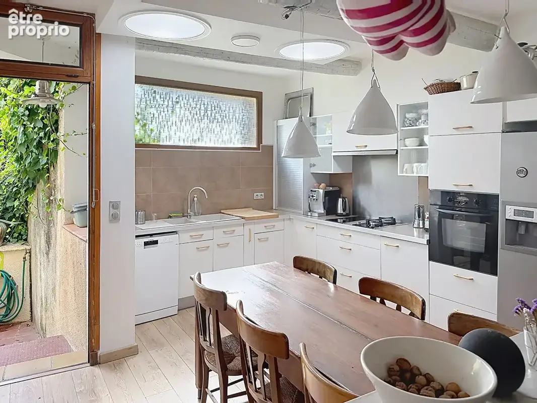 CUCURON - Maison de village rénovée de 175 m² avec terrasses, annexe et caves - photo 3