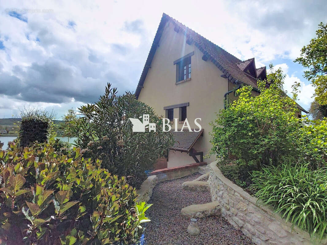Maison à BOURG-ACHARD