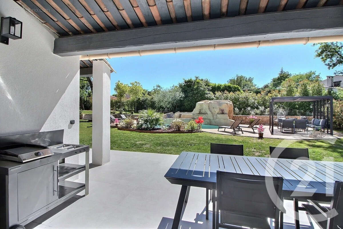 Maison à ROQUEFORT-LES-PINS