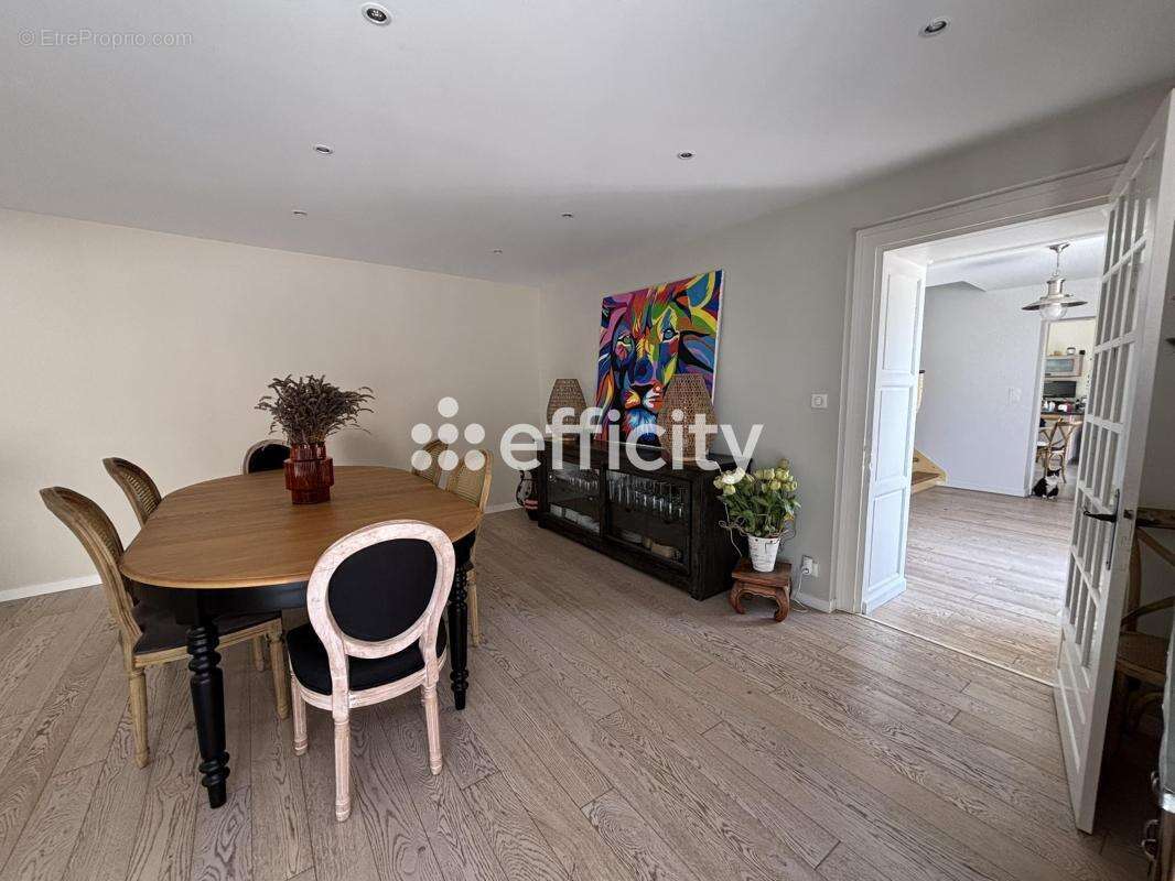 Maison 243 m² à Fontenay-Le-Comte  - photo 9