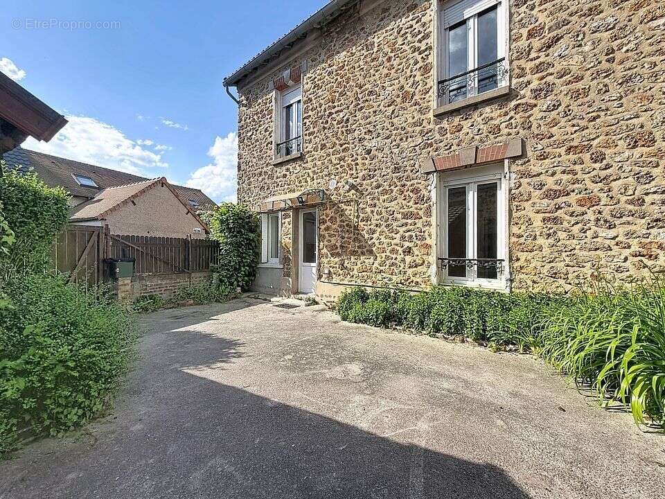 Maison à VOISINS-LE-BRETONNEUX