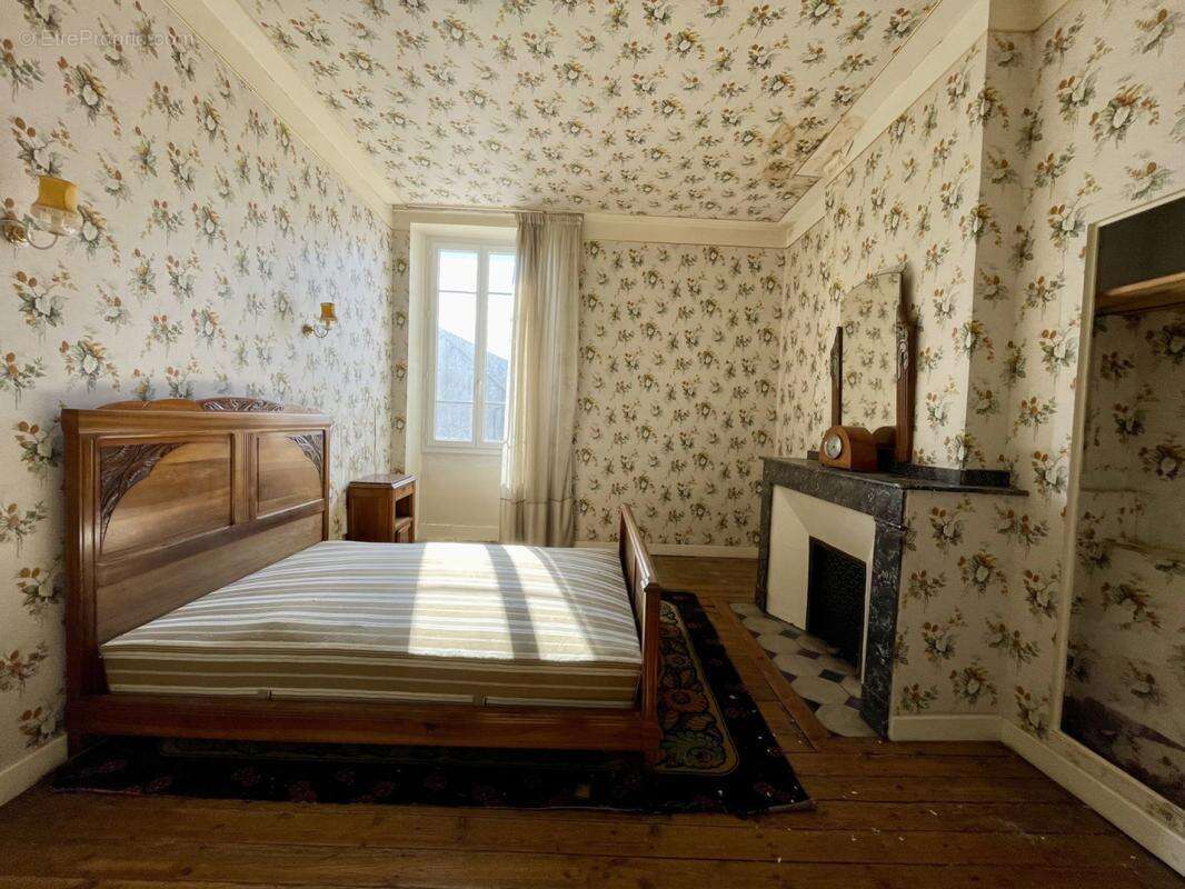 Maison à MIRANDOL-BOURGNOUNAC