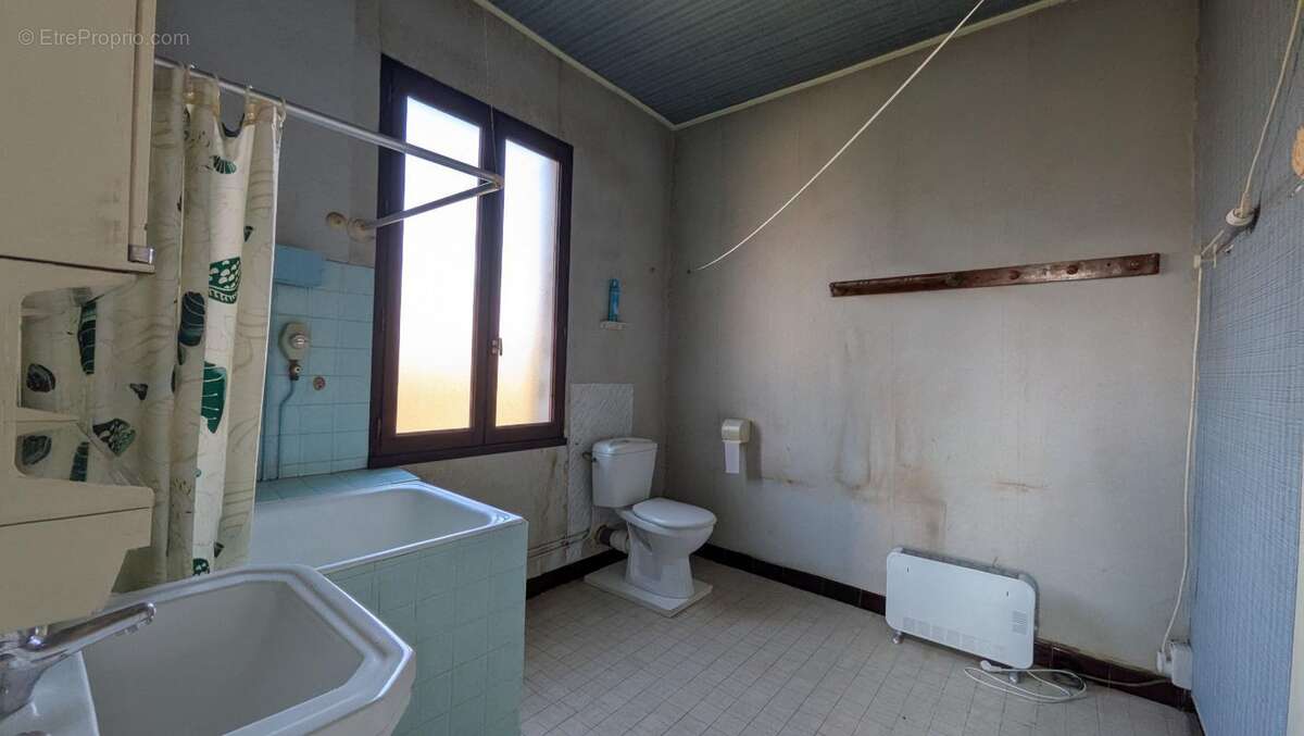 Maison à LA BATIE-MONTGASCON