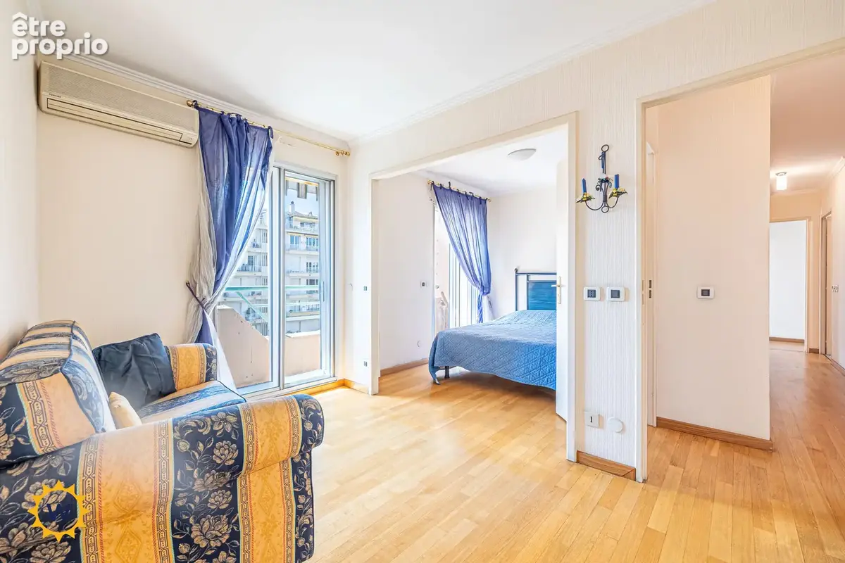 Nice – Rue de France  Élégant 3 pièces avec terrasse, balcon, parking et aperçu mer - photo 4