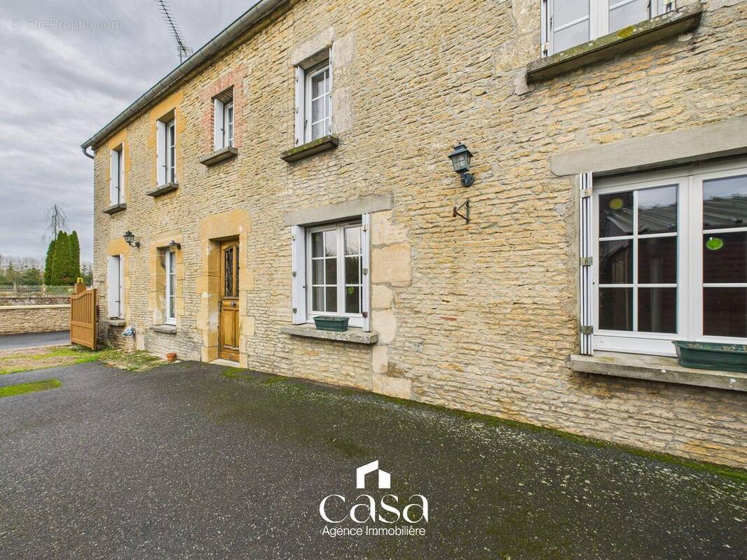 Maison à MORTEAUX-COULIBOEUF