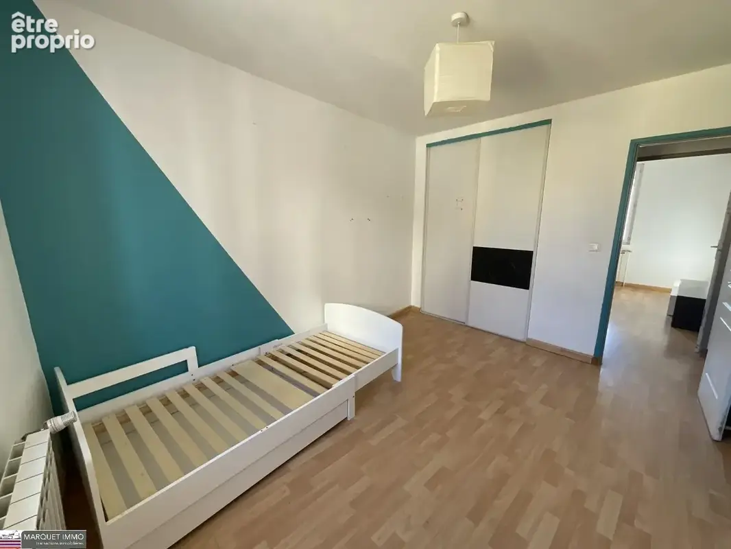 Villa T5 de 110 m²  vous invite à poser vos valises dans un cadre alliant charme et fonctionnalité sur 145 m² de terrain clos et - photo 10