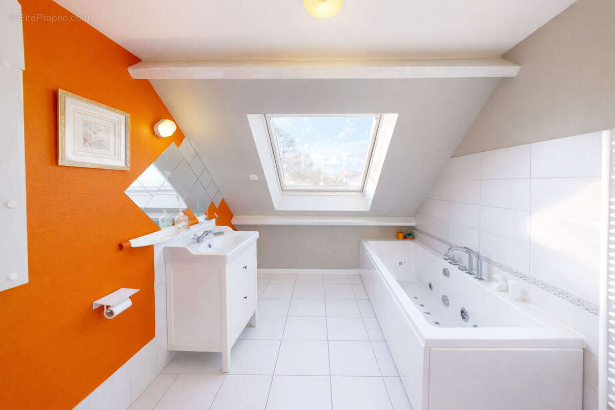 Maison familiale atypique avec piscine intérieure et espace bien-être - Torcy - photo 17