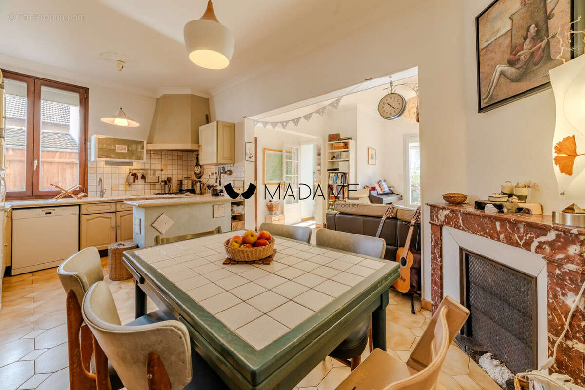 #avendre #maisondeville #maisonmitoyenne #grenoble #artdevivre #jardinenville #salleamangerouverte - Maison à GRENOBLE