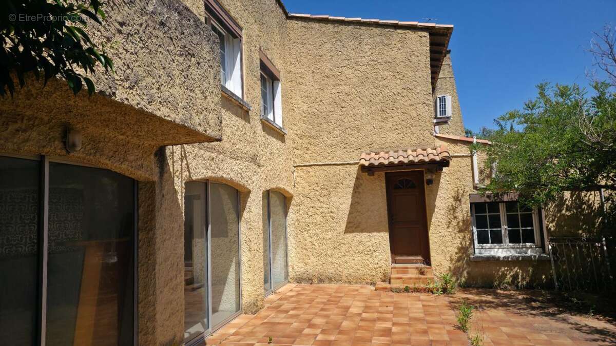 30400 villeneuve les avignon, villa de 163 m² avec 5 chambres sur 743 m² se terrain clos - photo 3