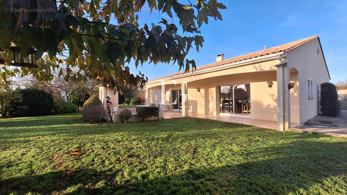 Maison à SAINT-MEME-LES-CARRIERES