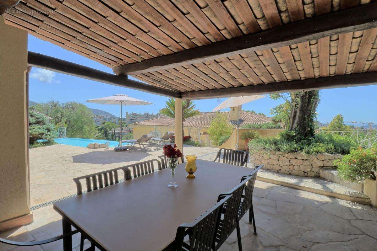 Superbe Maison de Maître avec Piscine et un Sublime Jardin Luxuriant !!! - photo 5