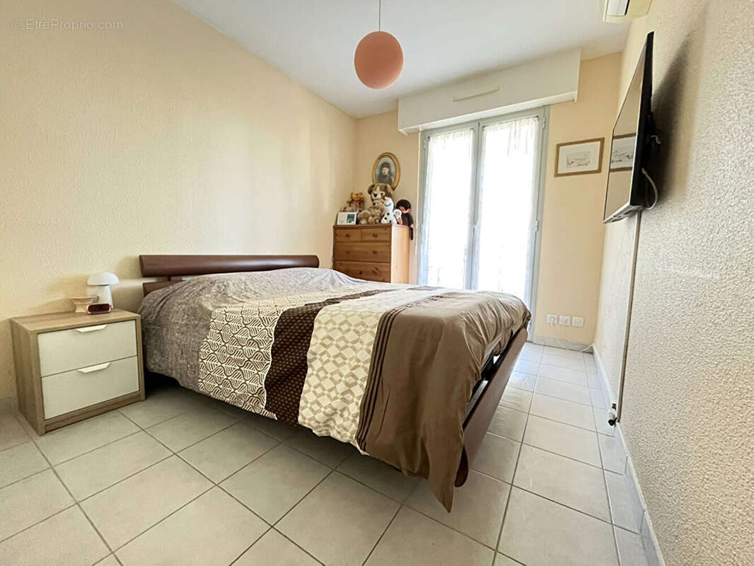 Appartement à SAINT-LAURENT-DU-VAR