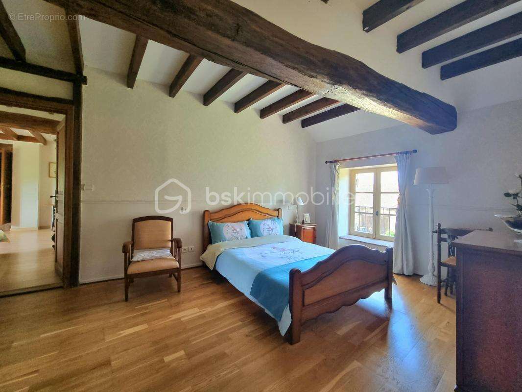 Propriété 14 pièces, 8 chambres, granges, cave et jardin - photo 13