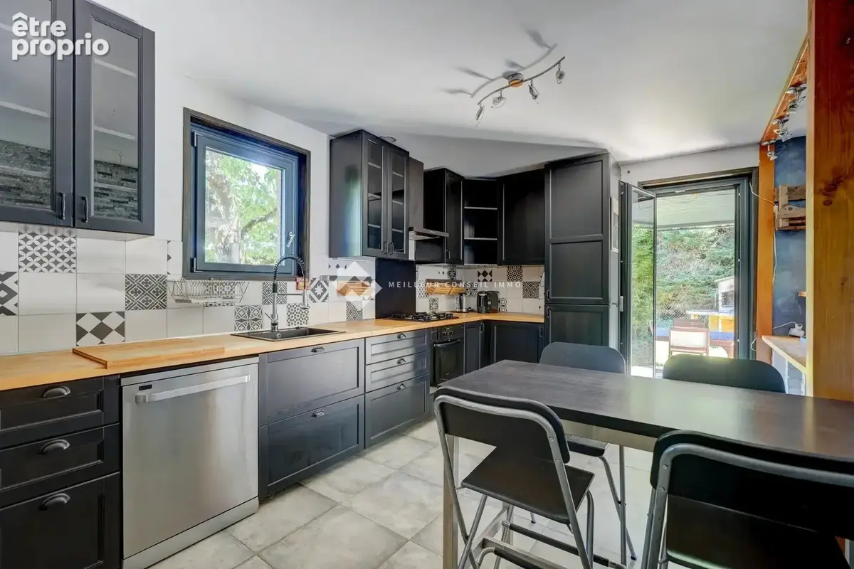 Maison 6 pièces 170 m² à vendre à Saint-Laurent-De-Mure (69720) - photo 2