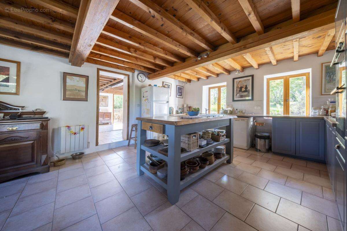 Maison à ESCUEILLENS-ET-SAINT-JUST-DE-BELENGARD