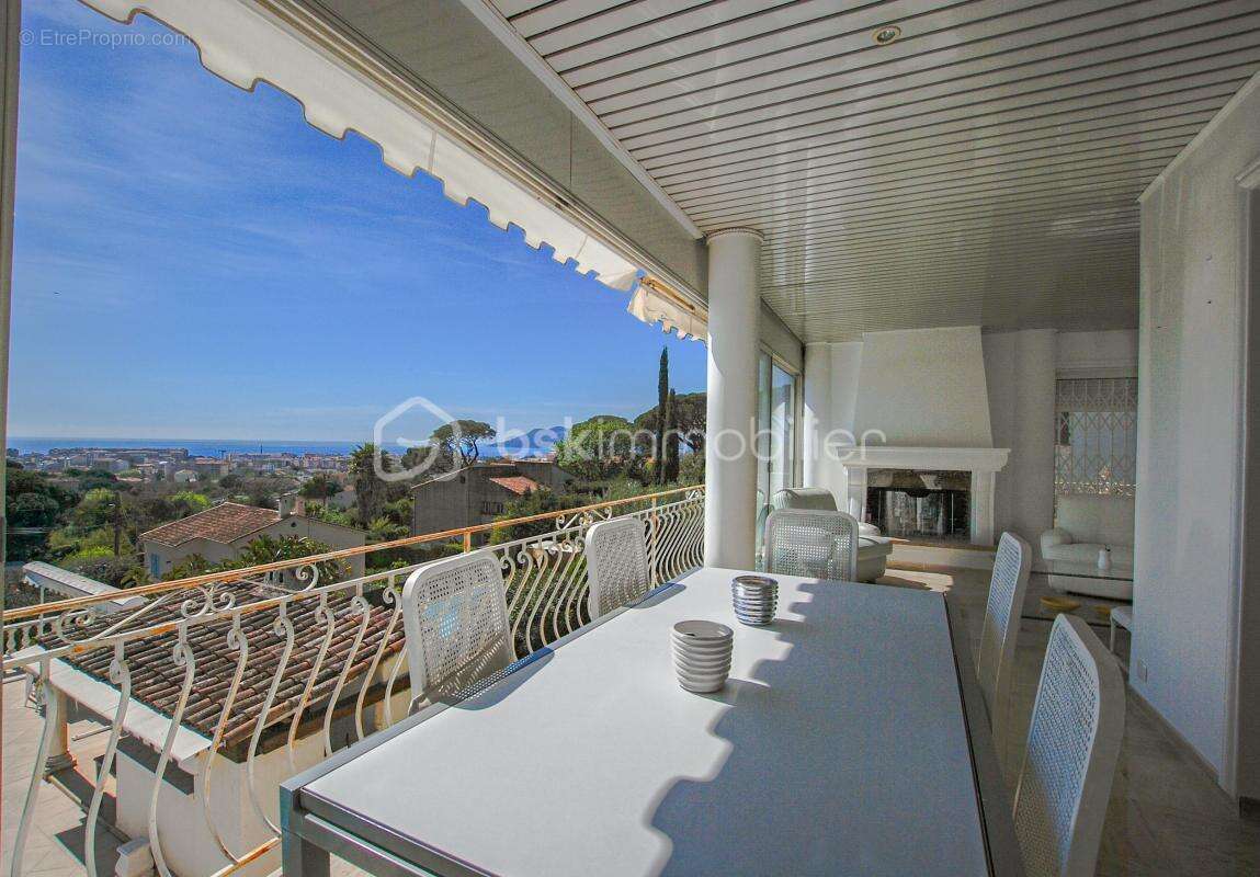 Vue mer panoramique – 320 m² – Maison, appartement et 3 studios indépendants – Piscine - photo 16