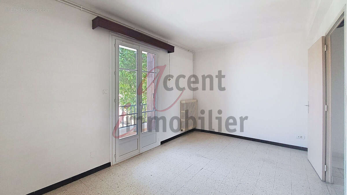 Chateaurenard : Appartement de 3 chambres avec triple balcons et parking privé - photo 11