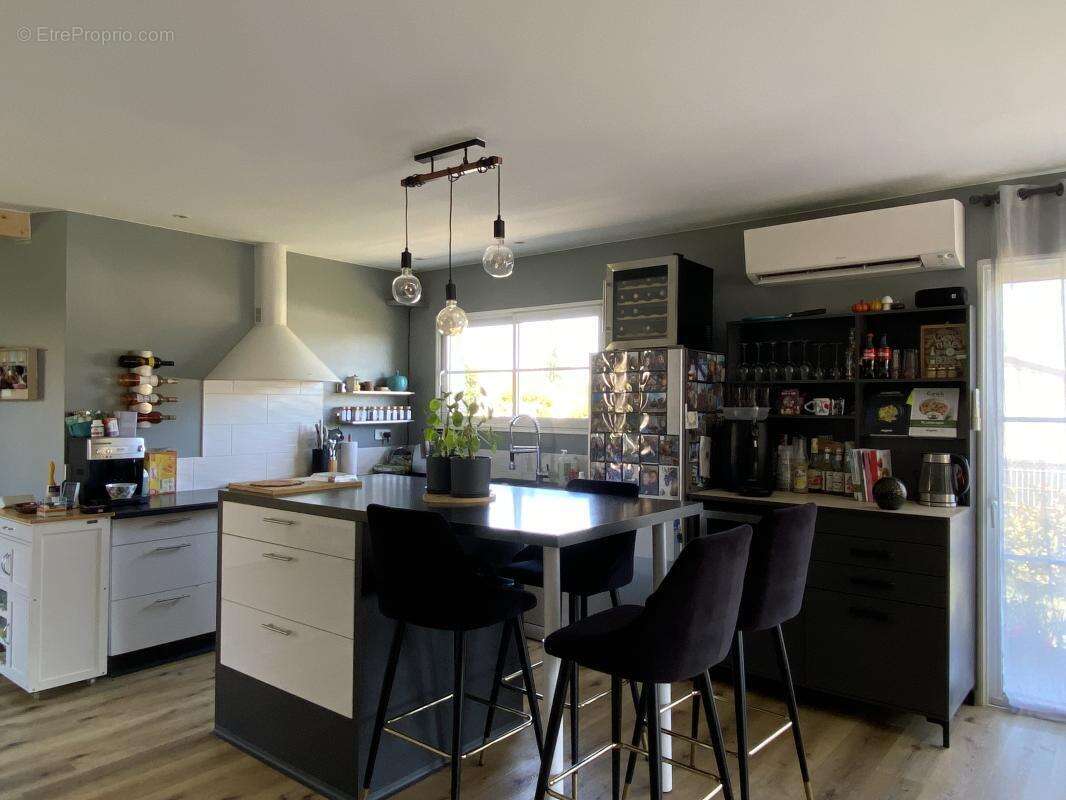 Maison 110 m² à Saint-Yzan-De-Soudiac  - photo 2