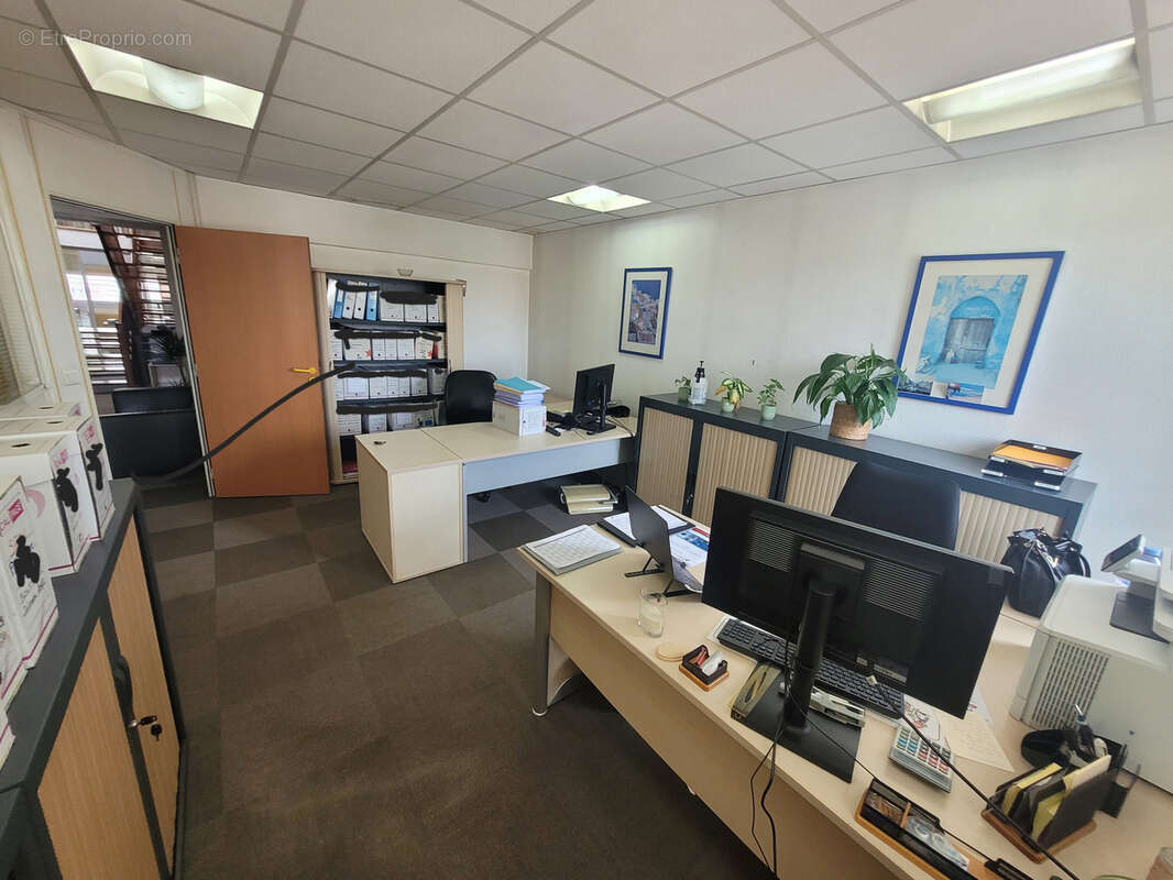 Local d'activite+bureaux de 500m2 - photo 4