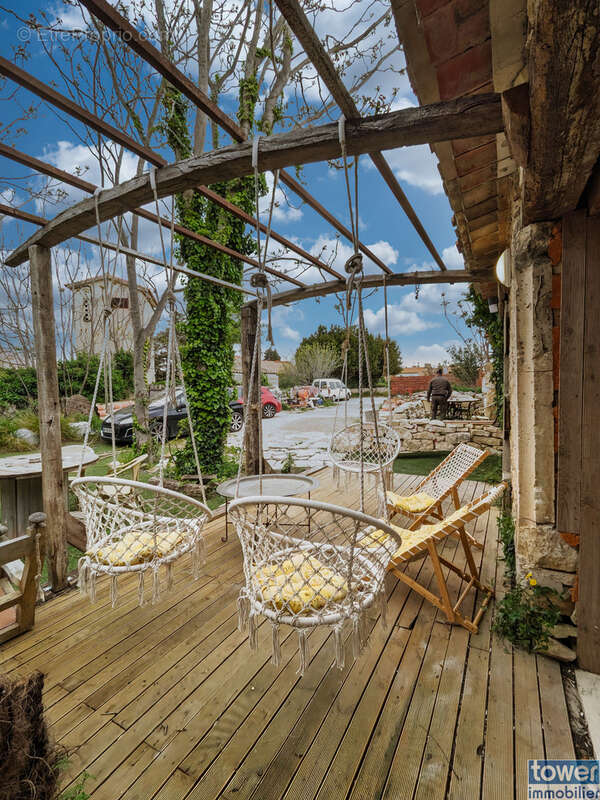 Maison en pierre intégralement restaurée - 166 m2 - 5 pièces + soub. aménagé 162 m2 - Jardinet + Terrasse - photo 16