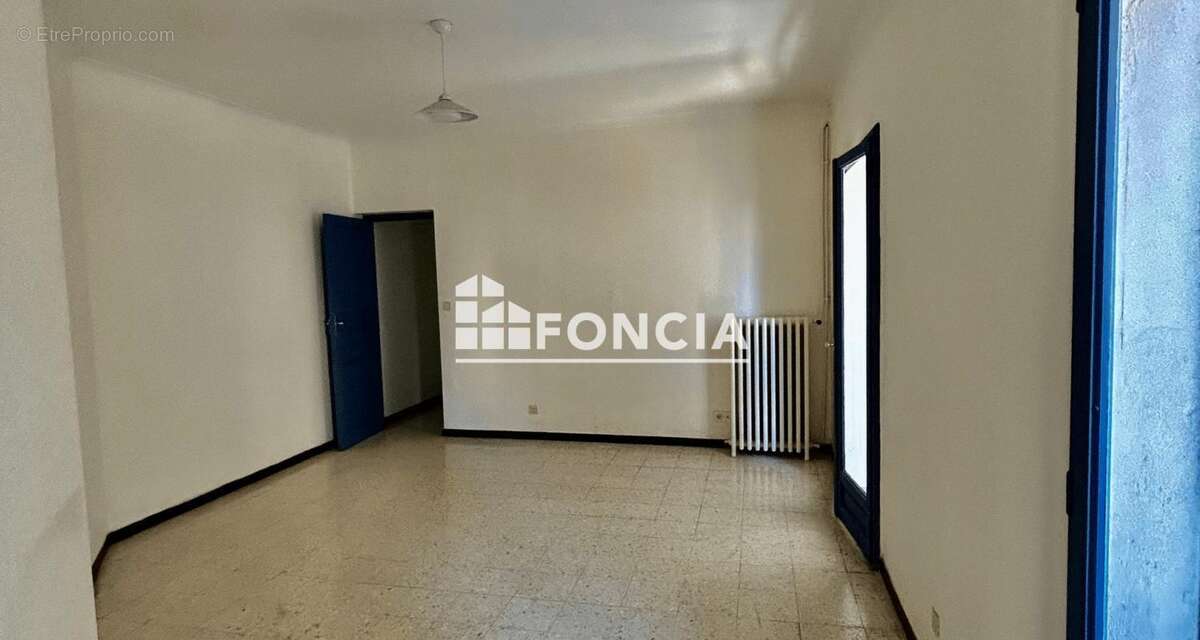 Proche Mairie – Opportunité : Grand T3 de caractère à rénover, immeuble en pierre de taille, avec cave - photo 3