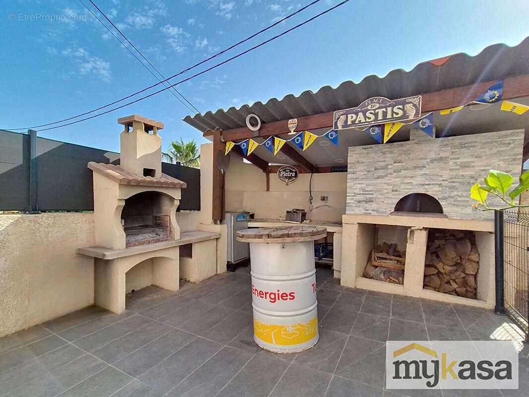 Maison à SAINT-MITRE-LES-REMPARTS