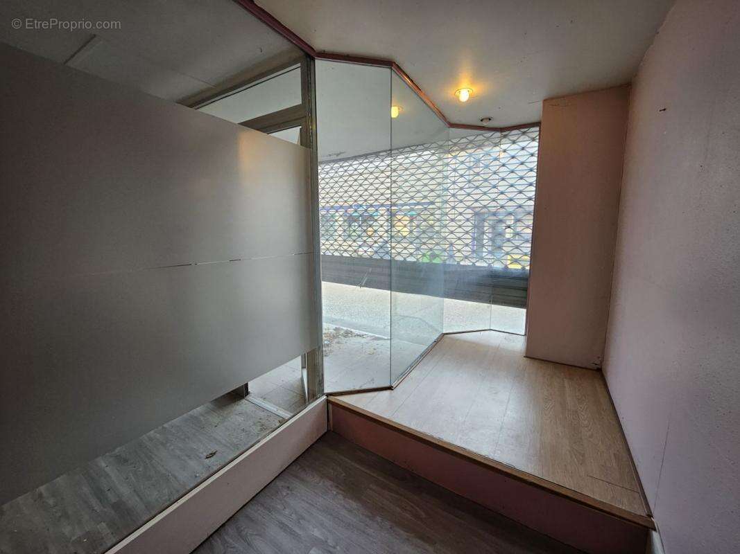 Commerce à BAGNOLS-SUR-CEZE