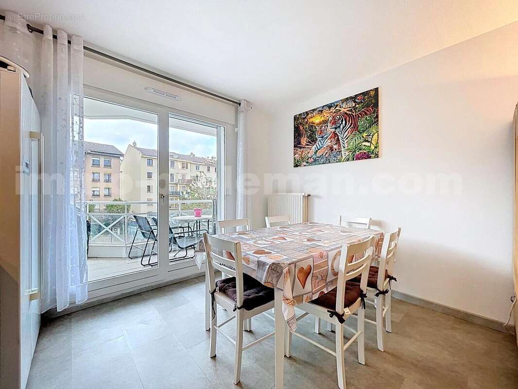 Appartement_T4_Gaillard_belle_superficie_prix_frontière_Suisse_direction_GENEVE_autoroutes_investissement_locatif_vente_vue_séjour_salon_salle_a_manger_ - Appartement à GAILLARD