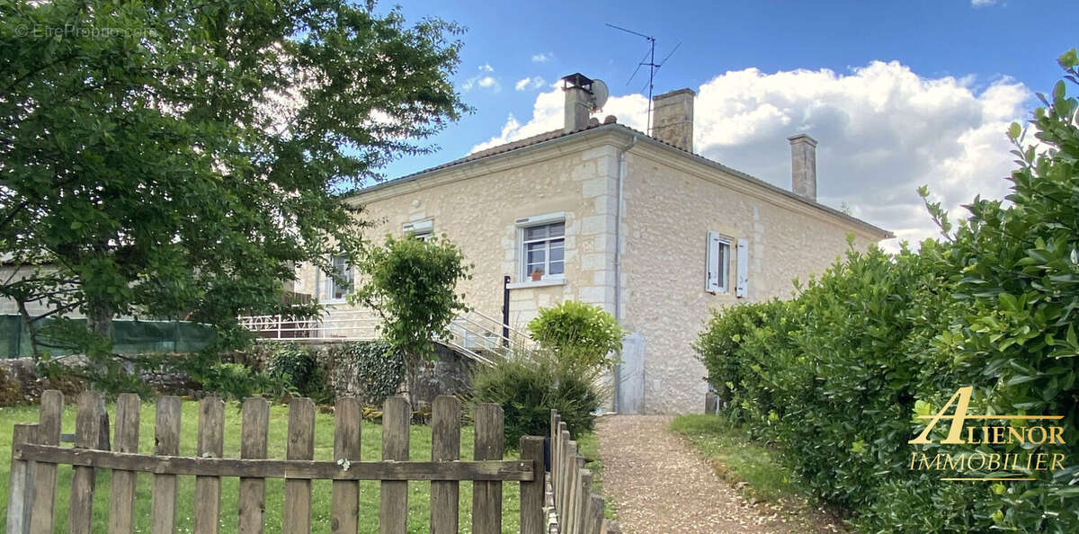 Maison en pierre rénovée avec grange, cour et jardin, proche Brantôme-en-Périgord - photo 13