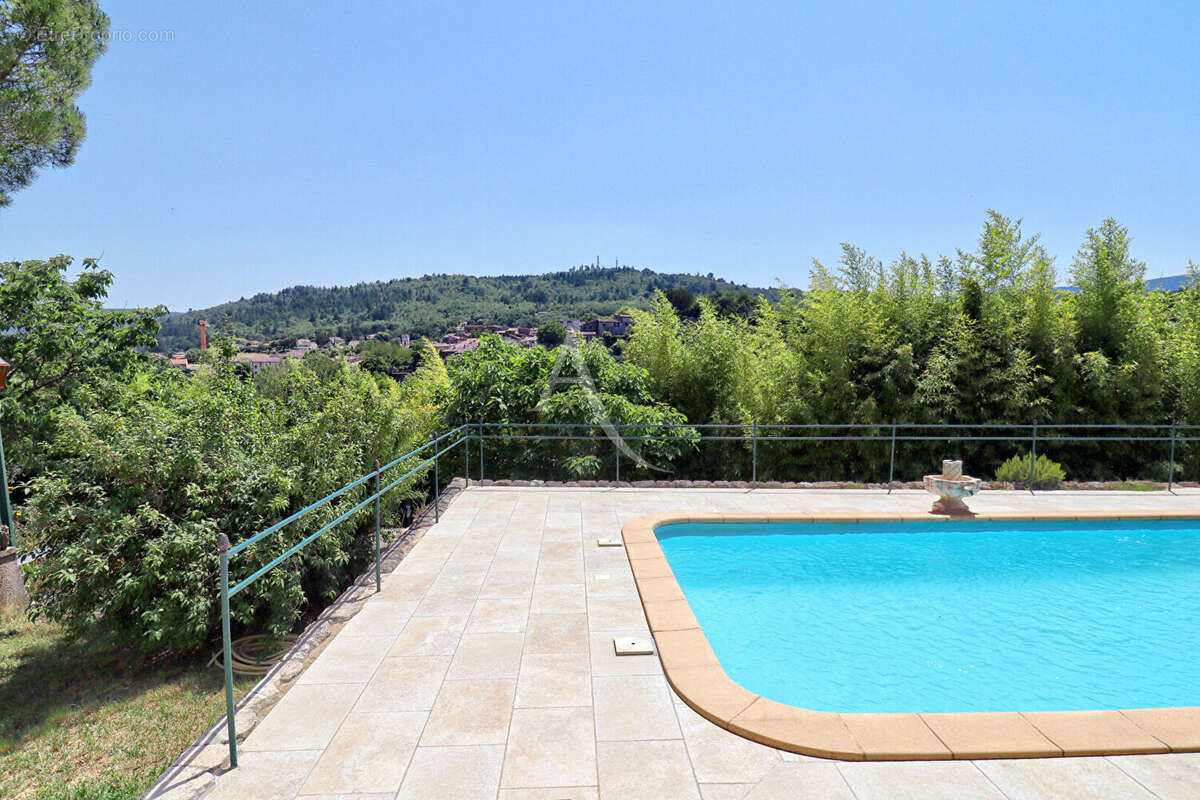 Superbe villa au calme et a la vue imprenable sur le château de cereste-en-luberon sur 7380m2 de terrain avec piscine - photo 3