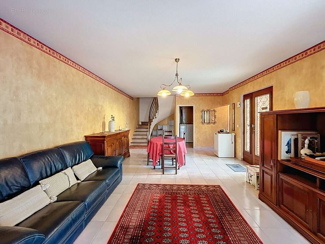 Séjour carrelé - Maison à CHATEAUFORT