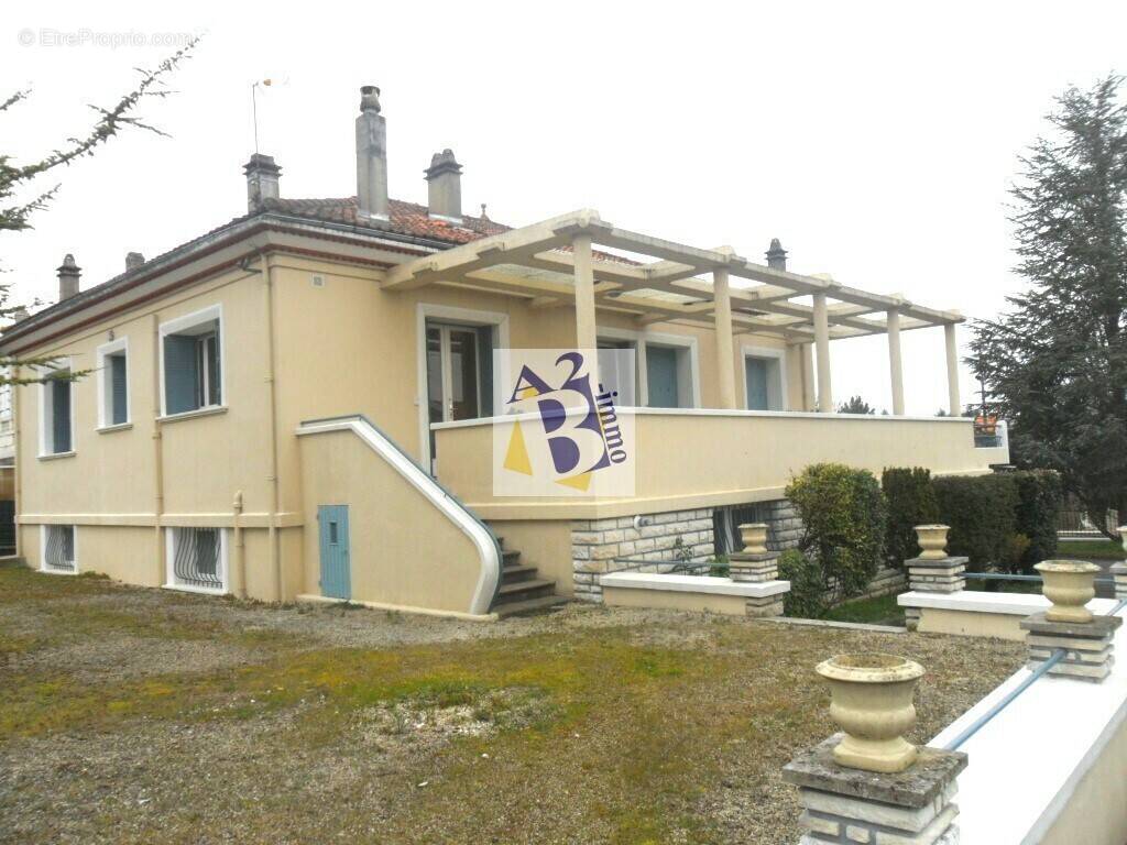 Maison à MAGNAC-SUR-TOUVRE
