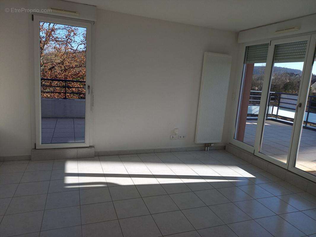 Appartement à MISEREY-SALINES