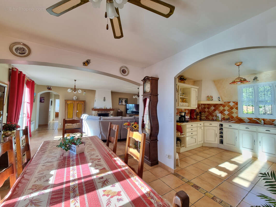 A Régusse Villa de plain-pied avec garage sur1074m2 - photo 5