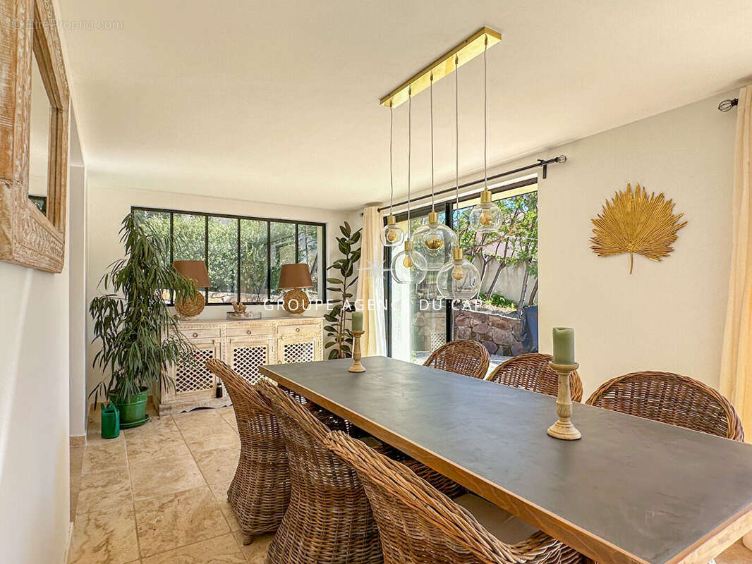 A vendre villa de charme 4 chambres terrain plat piscine parking proche mer aux issambres - photo 4