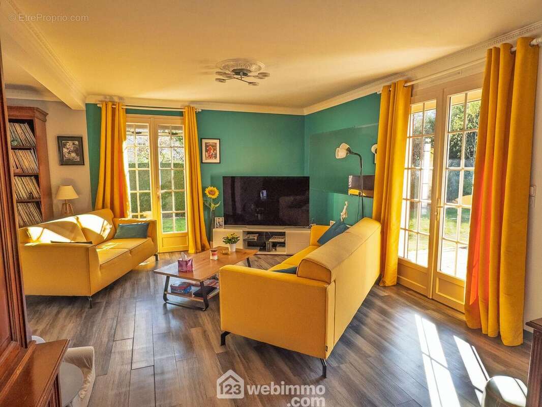 ...le salon-séjour de 40m² - Maison à JUIGNE-SUR-LOIRE