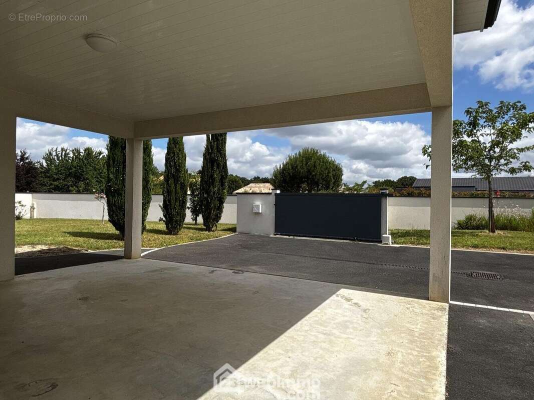 Et au carport double pour le stationnement. - Maison à MONTAMISE