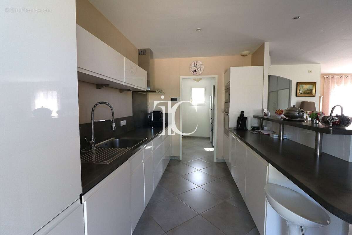 Maison en parfait état, 4 chambres dont une suite parentale avec dressing et salle d'eau, sur 2257 m² paysagés. - photo 7