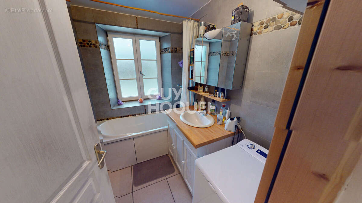 Appartement à ROUGEMONT-LE-CHATEAU