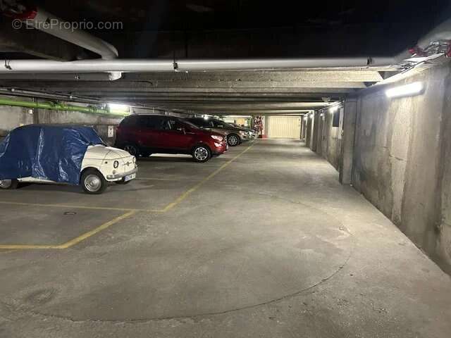 Parking à PARIS-18E