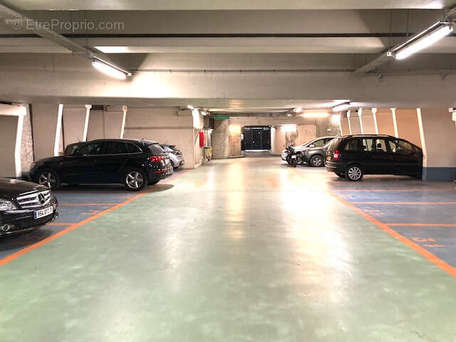 Parking à PARIS-6E