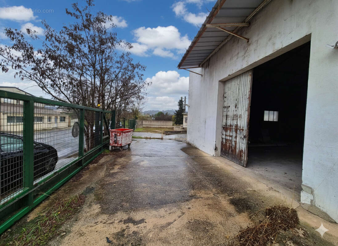 Bâtiment industriel à vendre   Alès • ±660 m2 sur terrain clos 1 389 m2 - photo 10