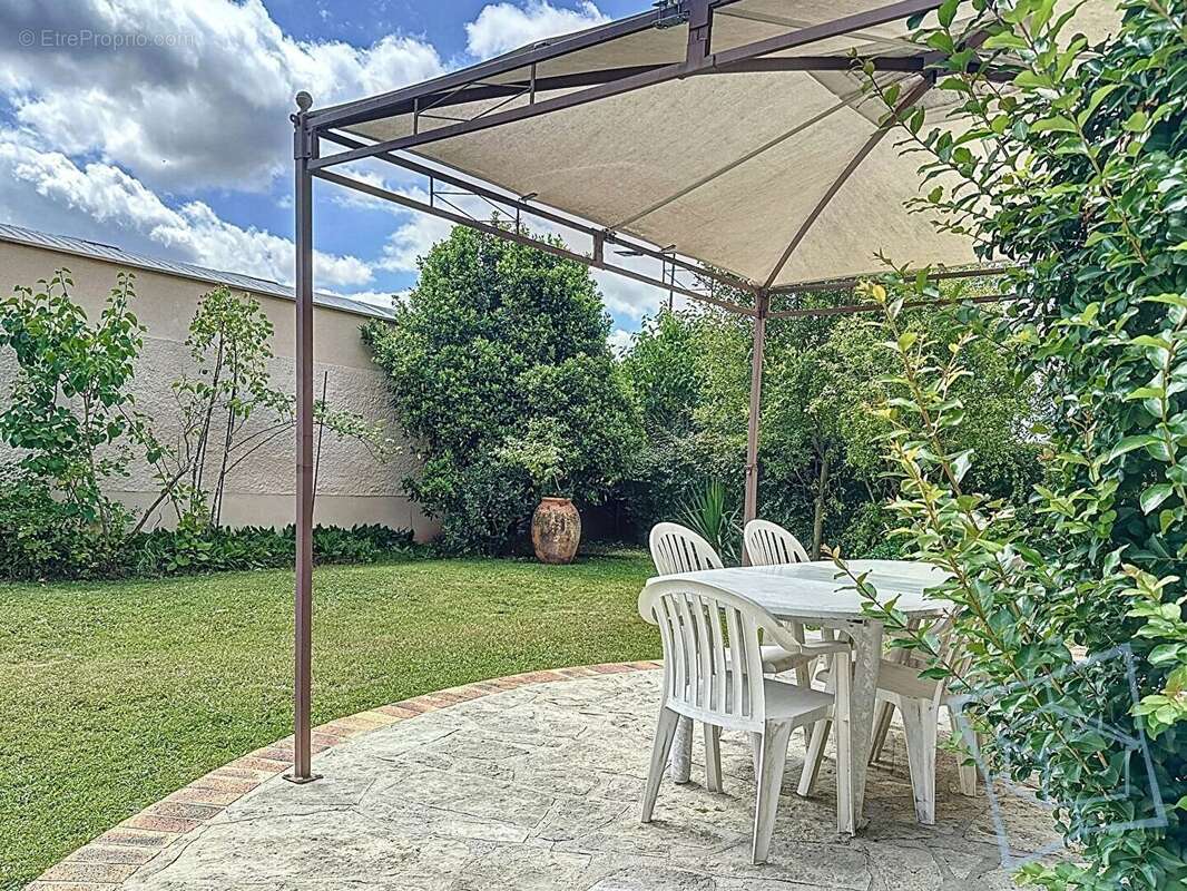 Maison à VOISINS-LE-BRETONNEUX