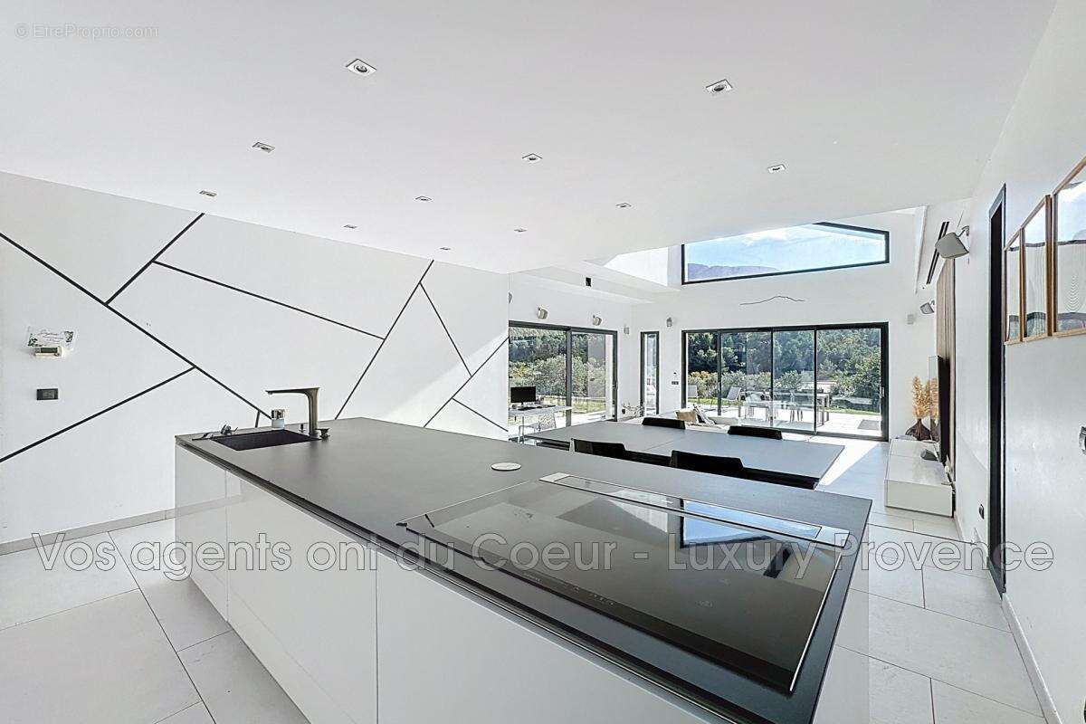 Maison à VAUVENARGUES