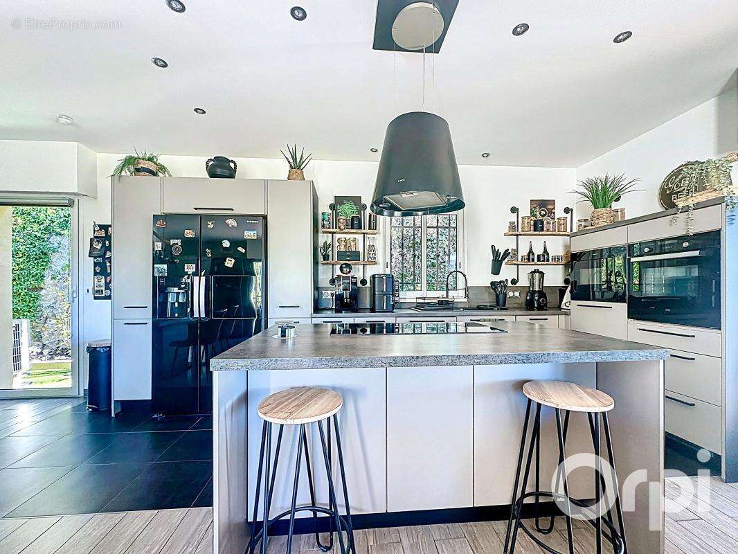 Maison à LA ROQUETTE-SUR-VAR