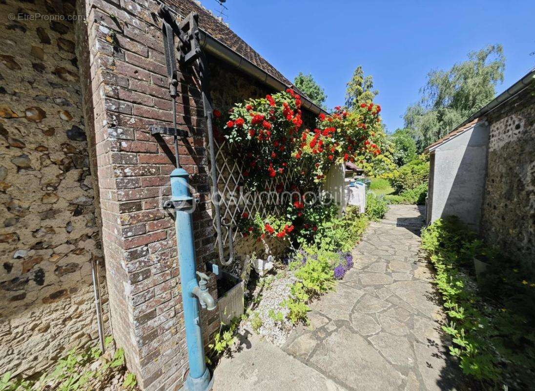 Maison ancienne en pierre de 130 m² avec dépendances sur 2 830 m² de terrain - photo 18