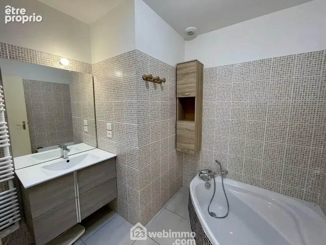 Salle de bain avec douche.