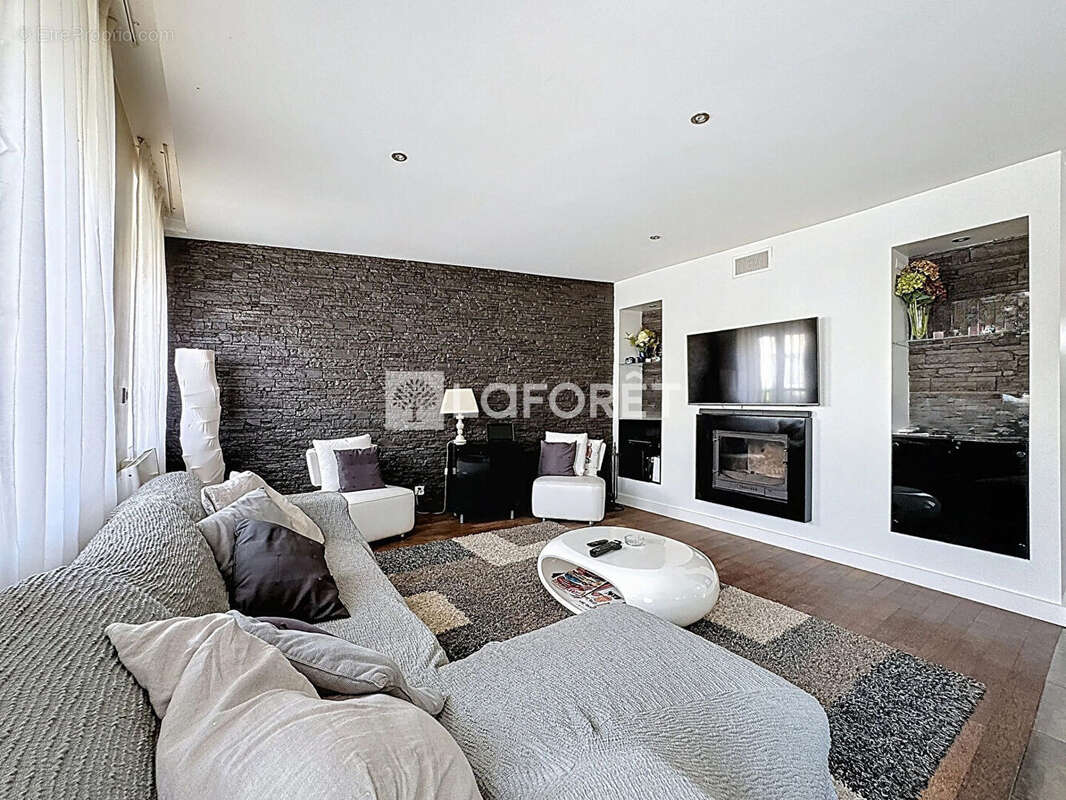 Exclusivité  - Maison rénovée 3 chambres avec cour  et bureaux indépendants - A proximité immédiate de MONSOULT - photo 2